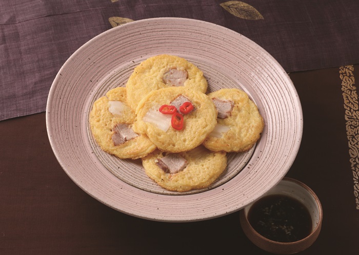 녹두지짐은 녹두를 갈아 돼지고기와 김치 등과 함께 전으로 부쳐 먹는 음식으로 영양소가 풍부하다. 한식진흥원